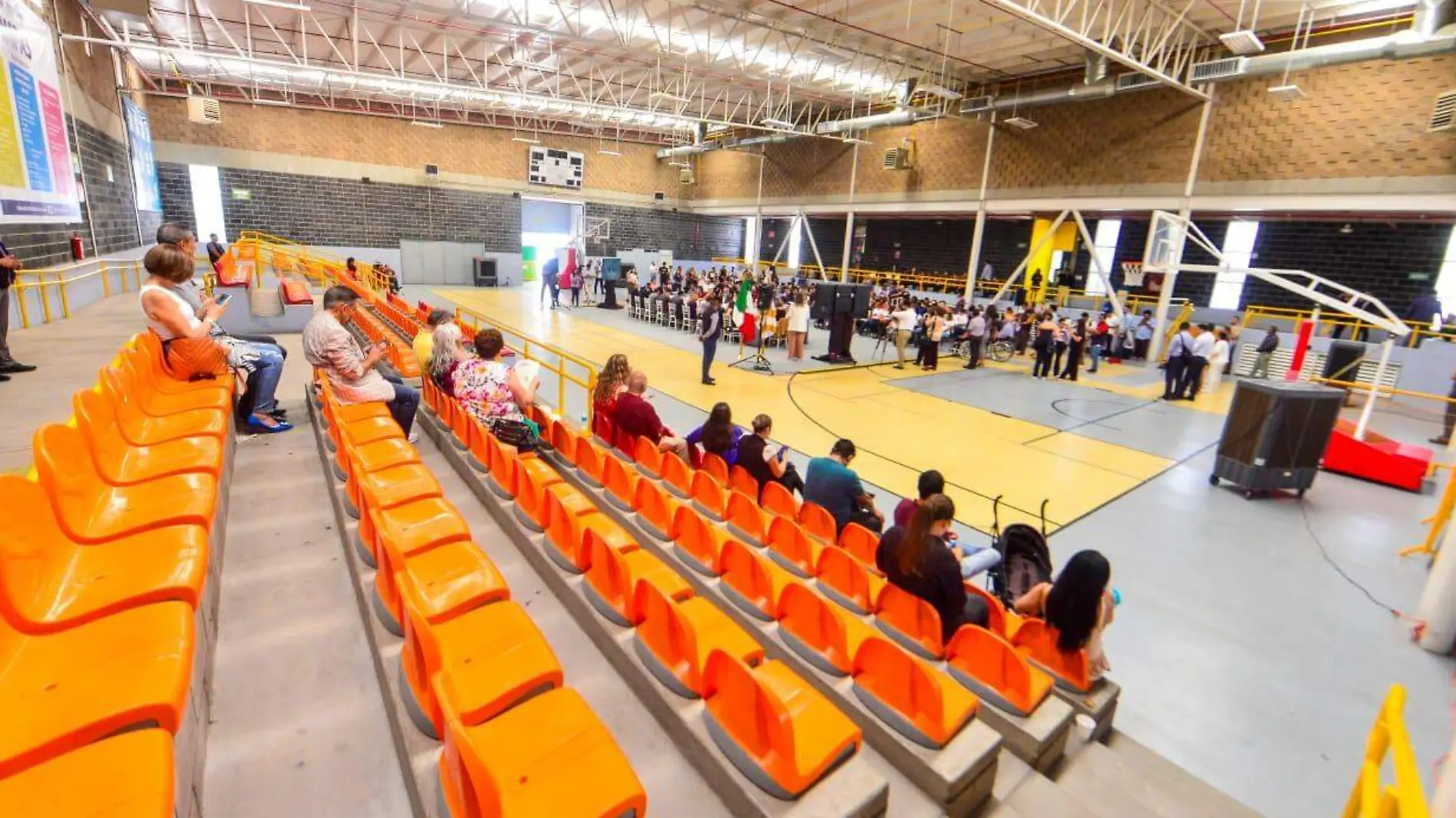 sesión cabildo en gimnasio adaptado